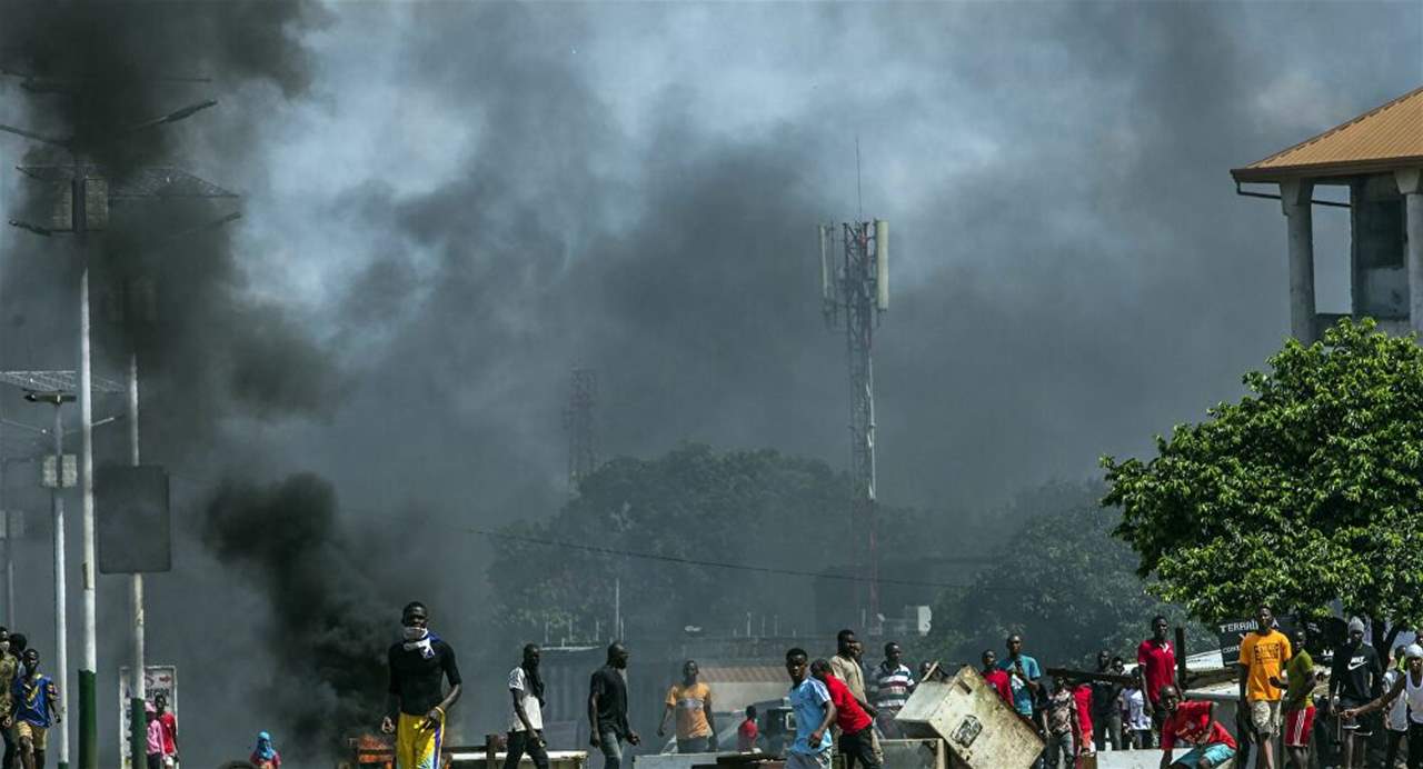 جنود في غينيا يعلنون وقف العمل بالدستور.. ووزارة الدفاع تعلن صد الهجوم على القصر الرئاسي