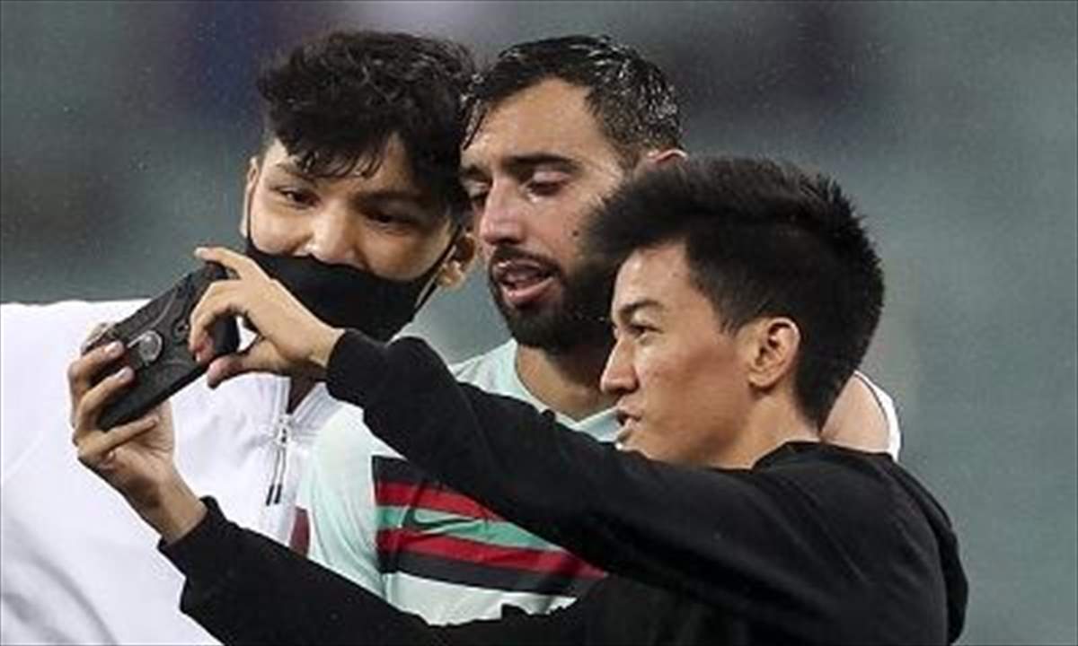 بالفيديو والصور - اقتحموا الملعب لإلتقاط "سيلفي" مع نجمهم المُفضّل