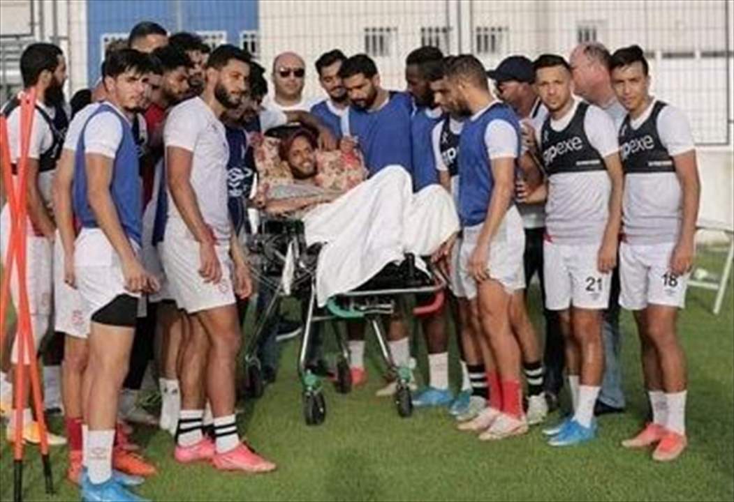 فيديو - المشجع الأوفى حقق حلمه .. زار فريقه ممدداً على فراش الموت .. ثم رحل !