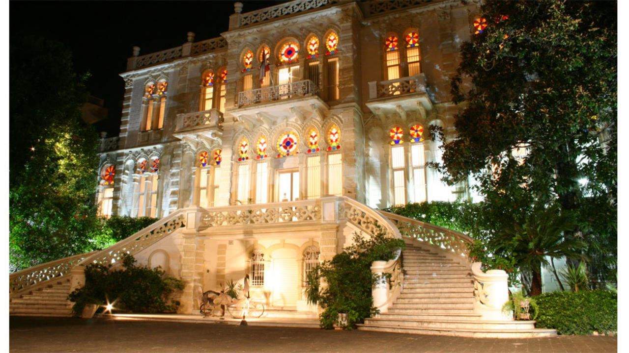 وقفة لمحتجين أمام السفارة الفرنسية للمطالبة بتنفيذ القرارات الدولية