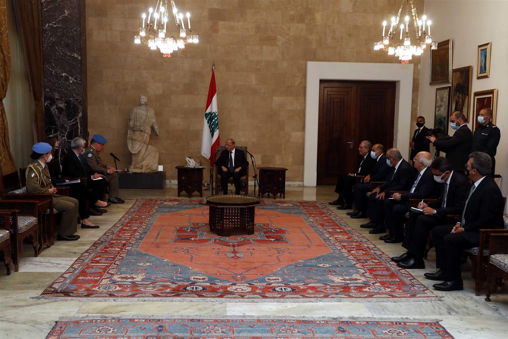 الرئيس عون التقى قائد القوات الدولية العاملة في الجنوب الجنرال ستيفانو دل كول وتداول معه في التمديد لـ "اليونيفيل" سنة اضافية مع قرار من مجلس الأمن بمساعدة الجيش اللبناني