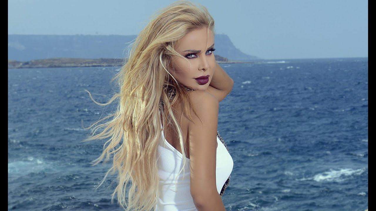 رولا سعد تضجّ أنوثةً بإطلالةٍ ملفتة من منزلها