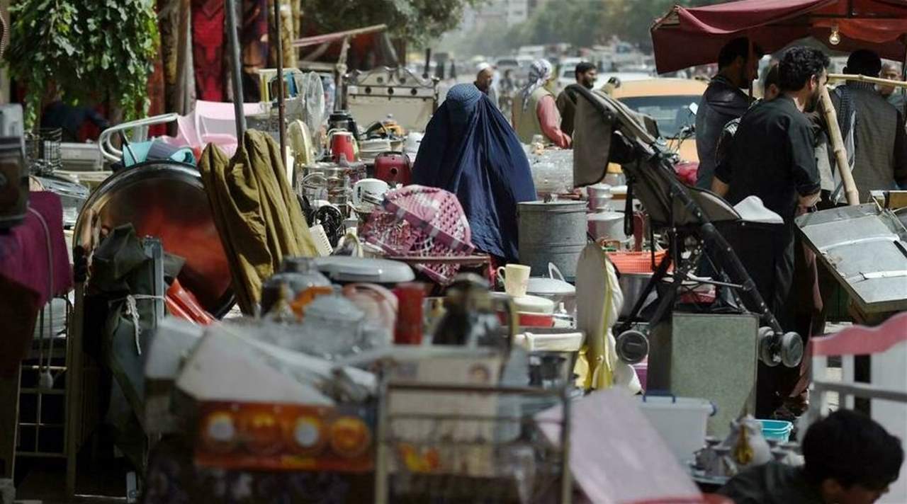 أفغان يقايضون الغذاء والحرية بمقتنياتهم