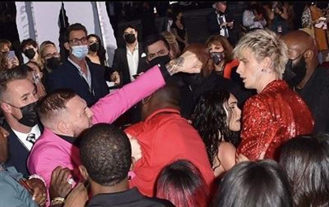 بالفيديو والصور - مكغريغور بطلاً لفضيحة على السجادة الحمراء