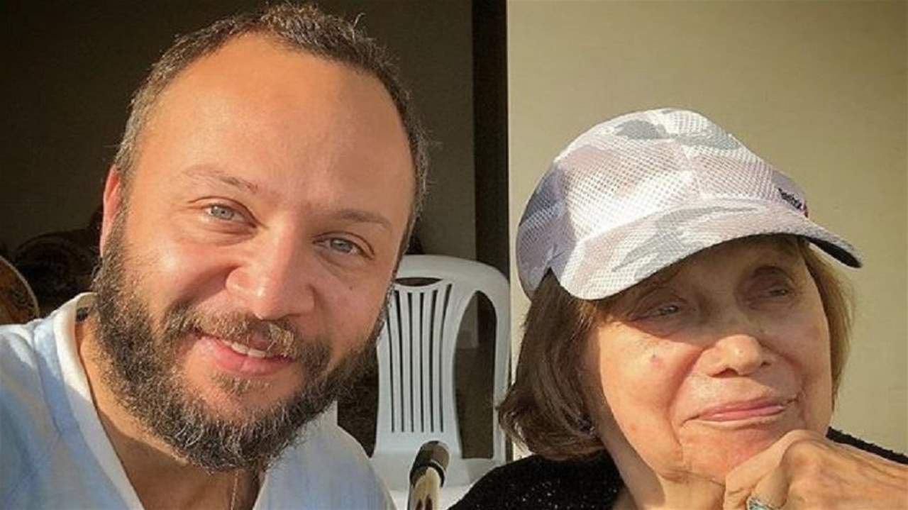 مكسيم خليل يستذكر والدته بصور نادرة لها مع مجموعة من النجوم بينهم منى واصف