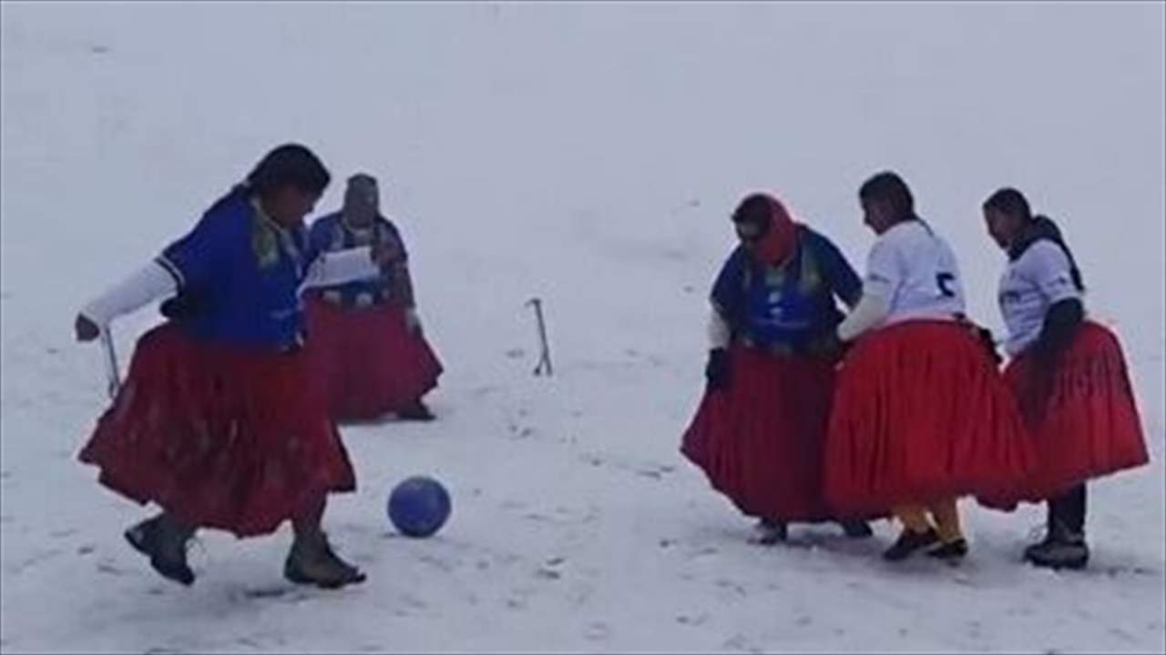بالفيديو - لن تُصدّقوا .. سيدات يلعبن كرة القدم على ارتفاع 5890 متراً