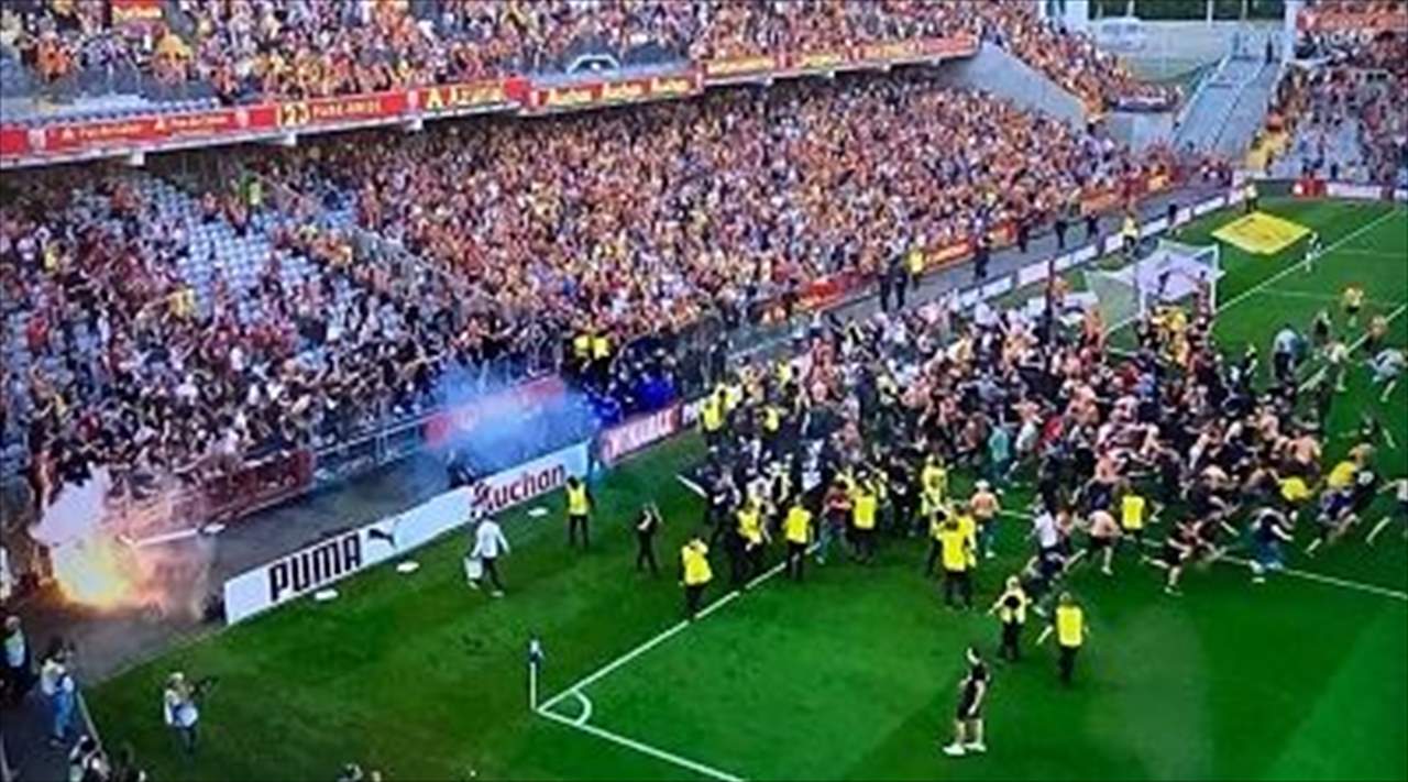 صور وفيديو - فوضى في فرنسا .. الألتراس يقتحم الملعب ويطارد الضيوف !!