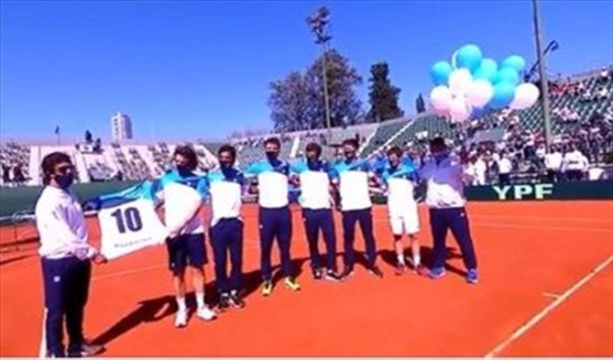 بالفيديو .. تكريماً لمارادونا في ملاعب التنس بحضور إبنته