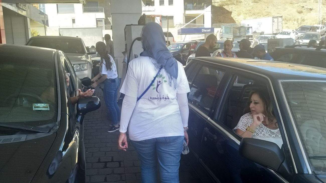 بالصور ـ "فوَّلِت معِك فوليها من عنّا"... يوم نسائي خاص في زحلة لتعبئة البنزين