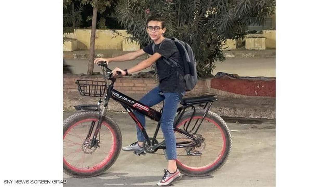 قصة فتى مصري ينقل الكتب "دليفري" للبيوت على دراجة هوائية 