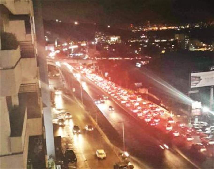 محتجون يقطعون المسلك الغربي لأوتوستراد زوق مصبح  