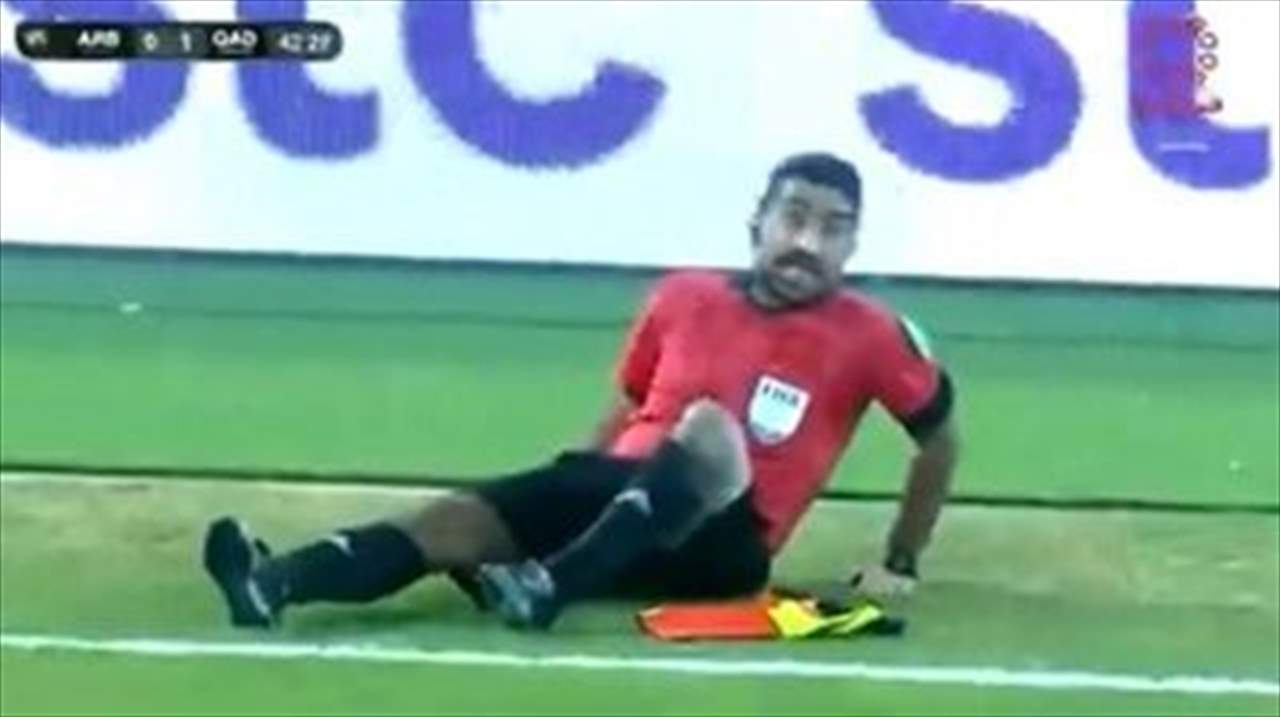 بالفيديو - لماذا سقط الحكم أرضاً في الكويت ونُقل إلى المستشفى؟
