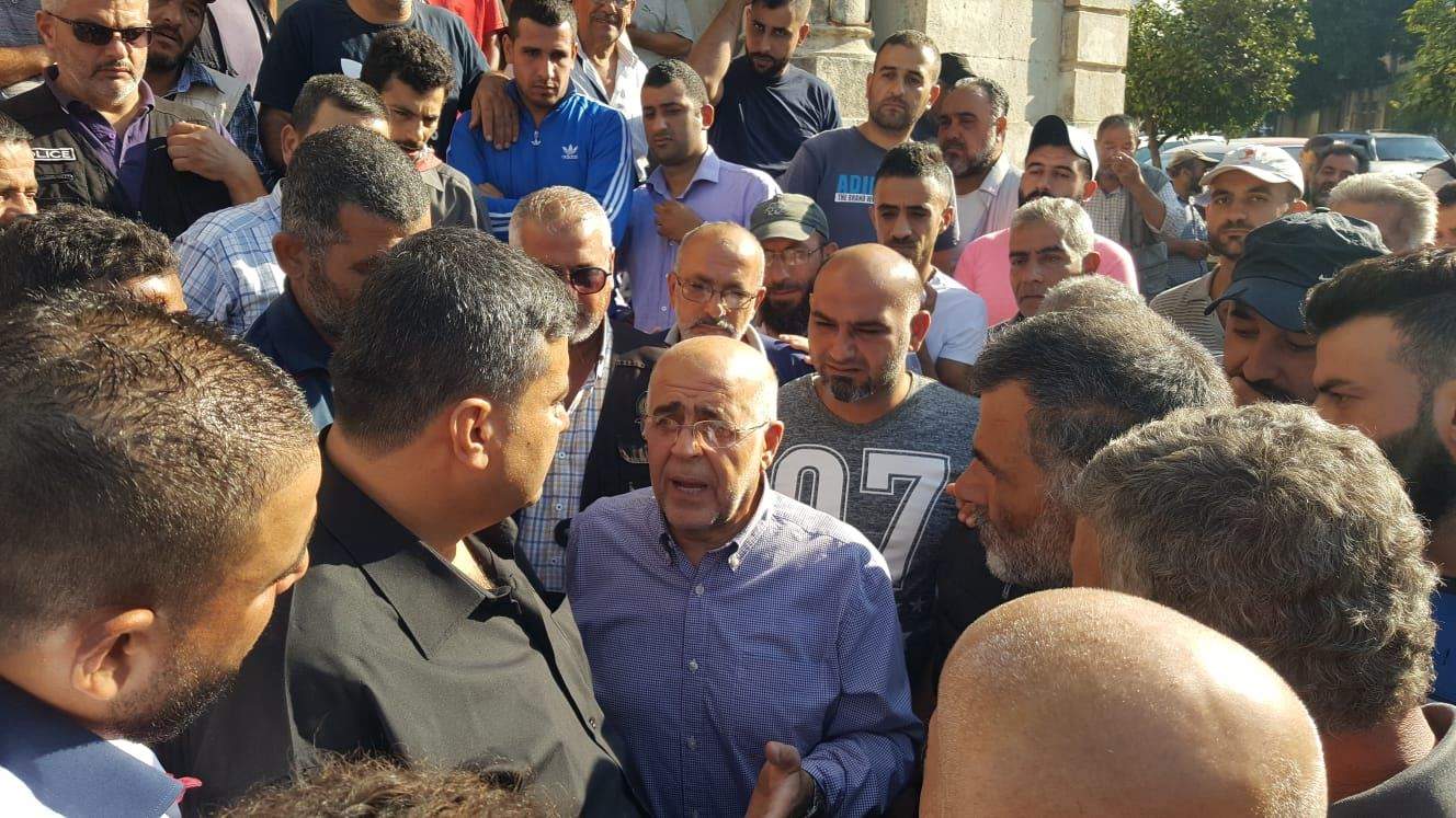 مراسل "الجديد": عمال بلدية طرابلس يقفلون مبنى البلدية احتجاجا على الاوضاع الاقتصادية.. وهذا ما وعد به رئيس البلدية 