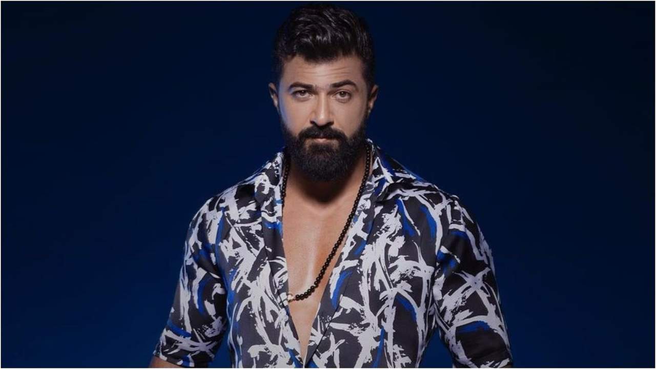 سيف نبيل يدخل مسرح مهرجان جرش محمولاً على الأكتاف ويتعرض لموجة من الإنتقادات