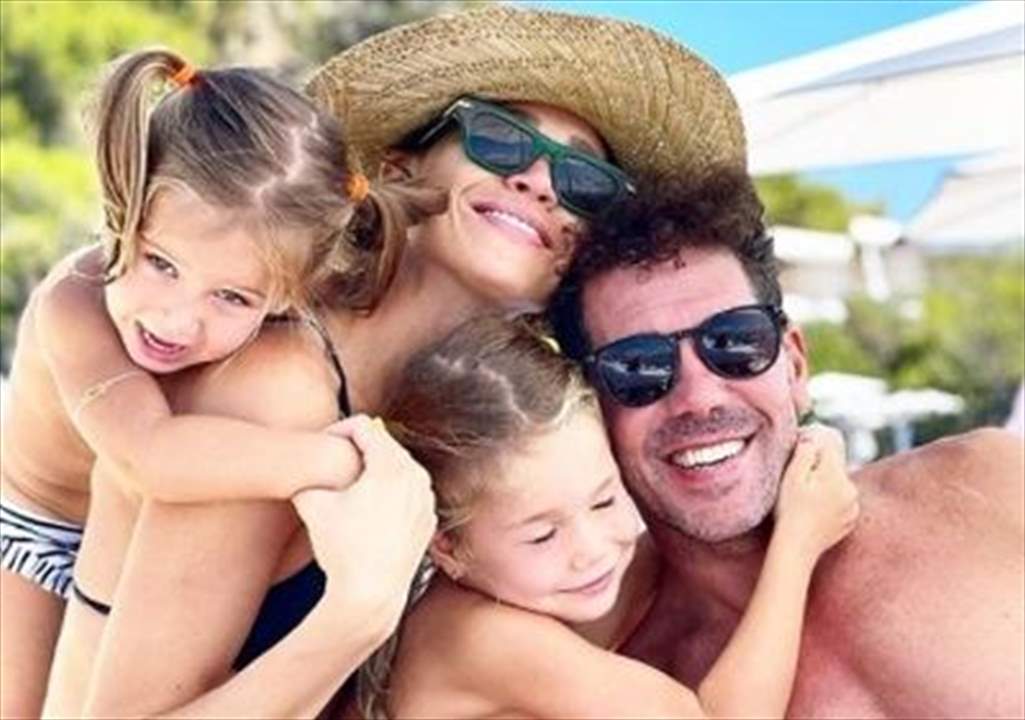 فيديو – عناق حنون بين سيميوني المنتصر وطفلتيه