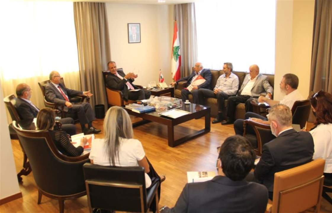 وزير الصناعة يهنئ منتجي الحليب على جودة منتجاتهم: الوزارة لن تسمح بمواصلة عمل المؤسسات غير المرخصة