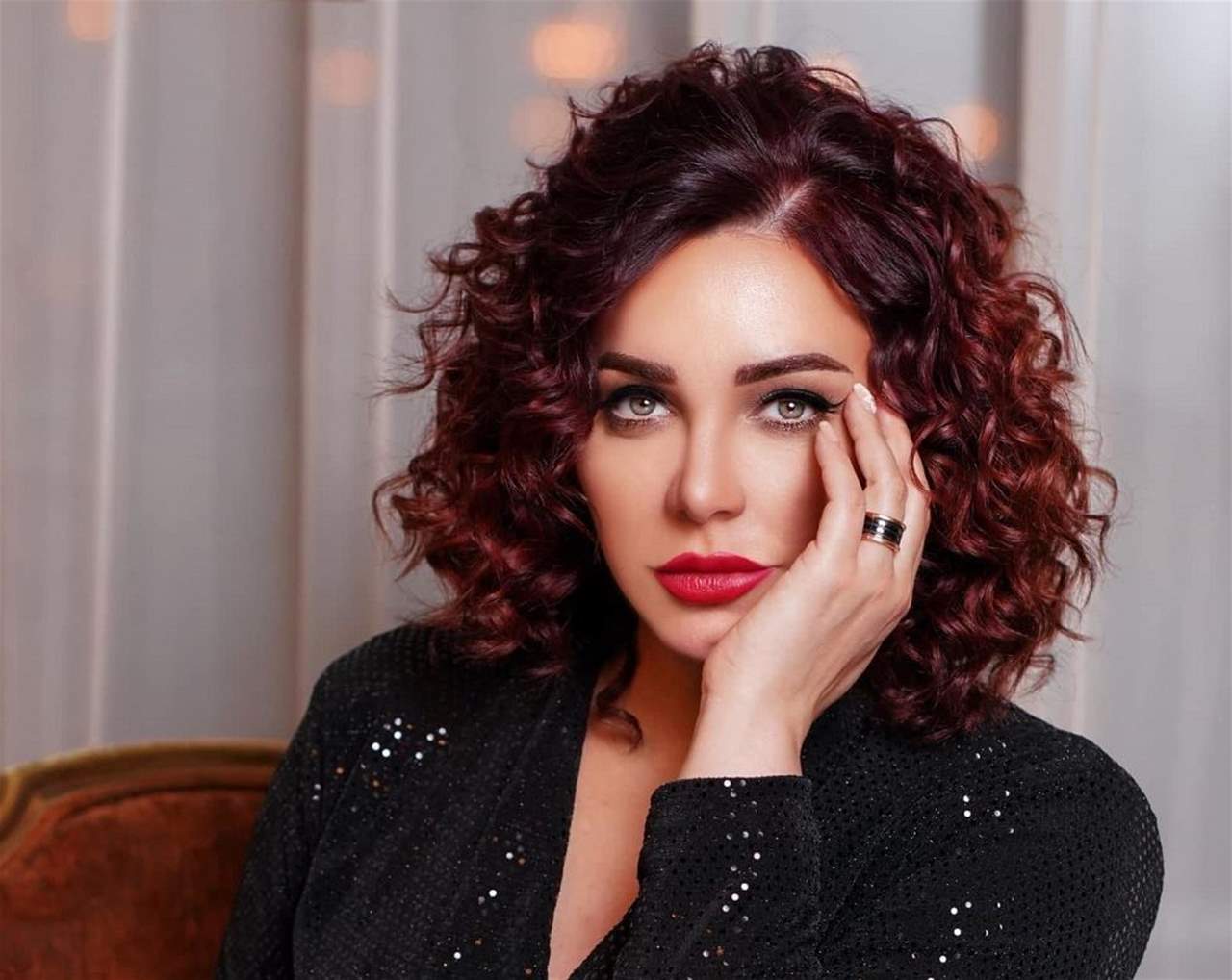 سلاف فواخرجي حزينة في أول ظهور لها بعد وفاة والدها-صورة