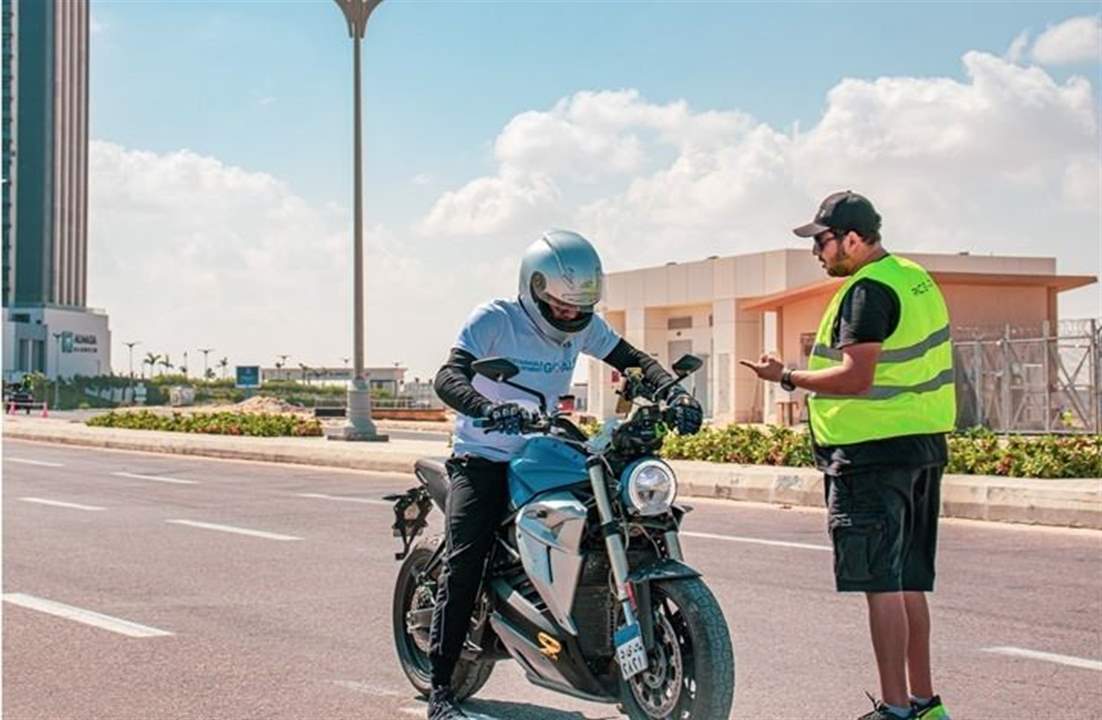 مصري يدخل "غينيس" بعدما قطع مسافة طويلة بيوم واحد فقط على دراجته الكهربائية 