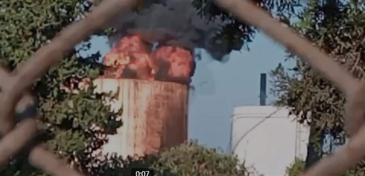 مراسل "الجديد": الجيش اللبناني يعمل على اخلاء محيط منشآت النفط في الزهراني بعد إندلاع حريق كبير 