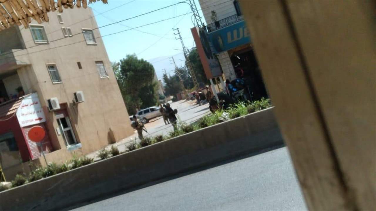  مراسل "الجديد": الجيش اللبناني يطوق بلدة بريتال تمهيدًا لمداهمتها بحثًا عن مطلوبين مع استخدام طائرات مروحية 