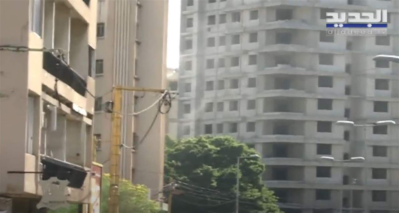 بث مباشر- تبادل لإطلاق النار في محلة الطيونة وسقوط قذيفة في المحلة مباشرة على الهواء 