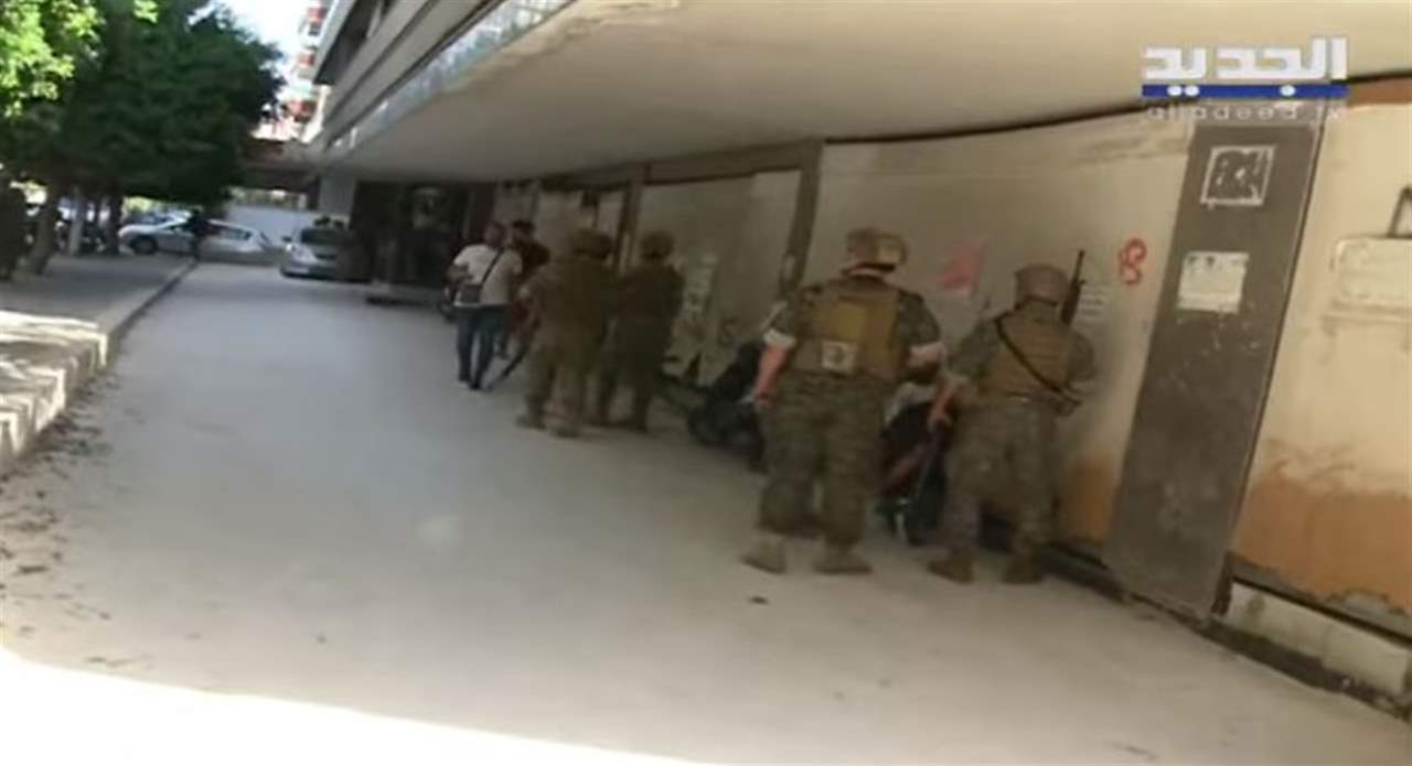 بالفيديو- لحظة إلقاء القبض على أحد القناصين في محلة بدارو