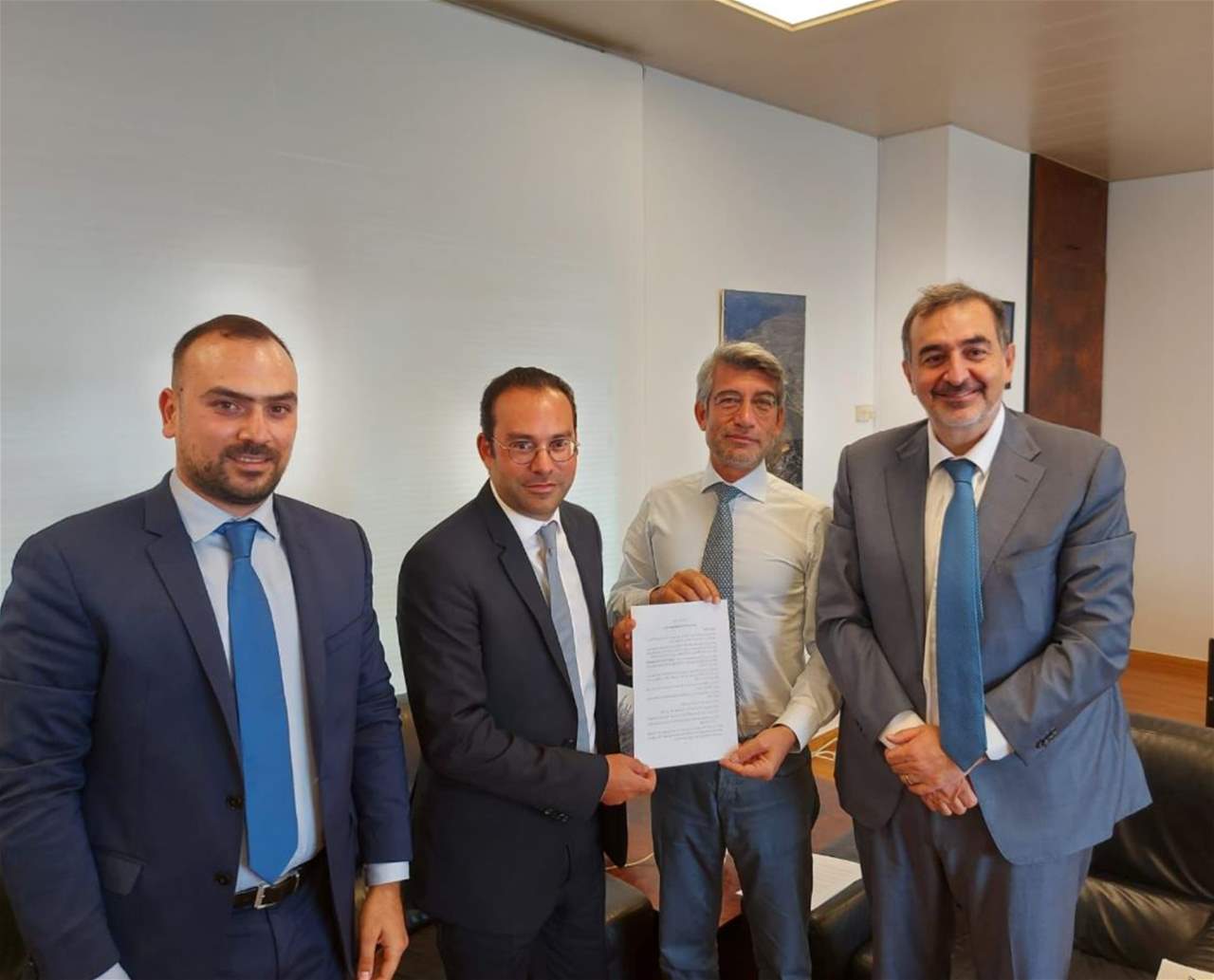 وزير الطاقة تسلم مسودة قانون الطاقة المتجددة اللامركزية من البنك الاوروبي للتنمية