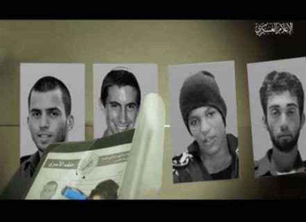 كتائب "القسام" تنشر صور أسرى إسرائيليين لديها: لن يروا النور إلا بعدما يرى أسرانا الحرية