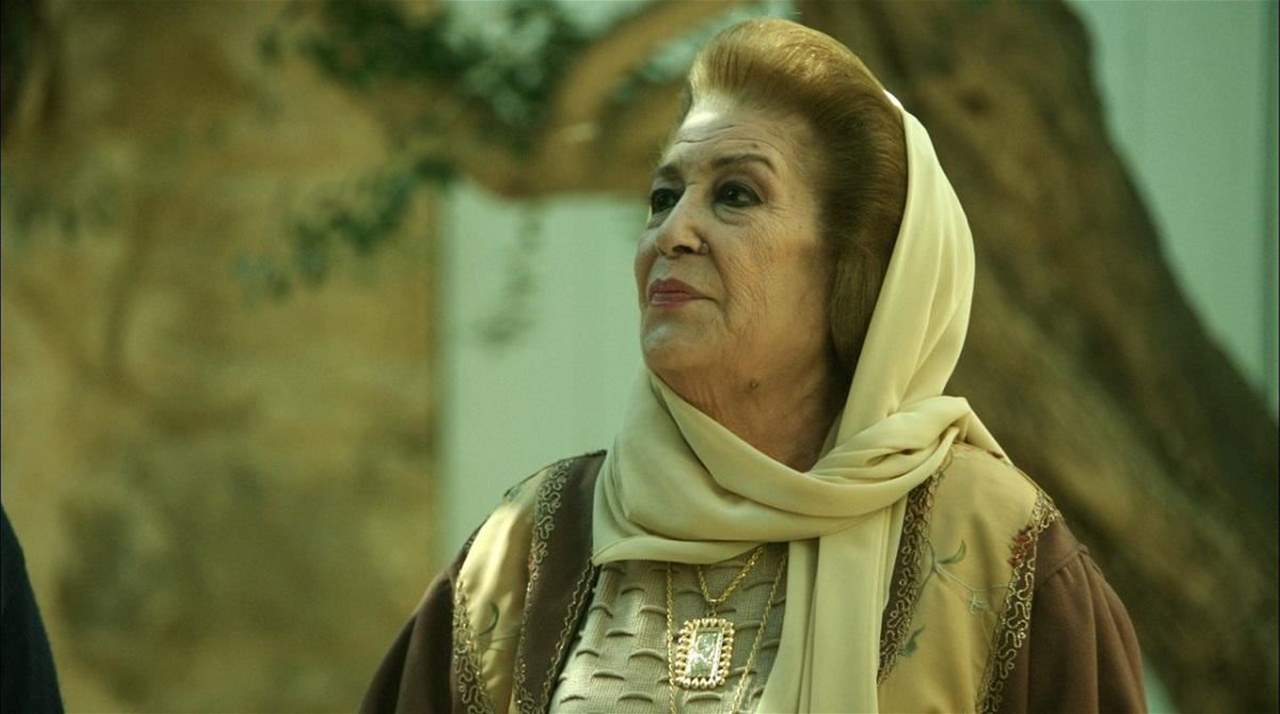 ممثل لبناني يقبل يد منى واصف : دعواتك الله يعطينا نجاح على قد تعبنا
