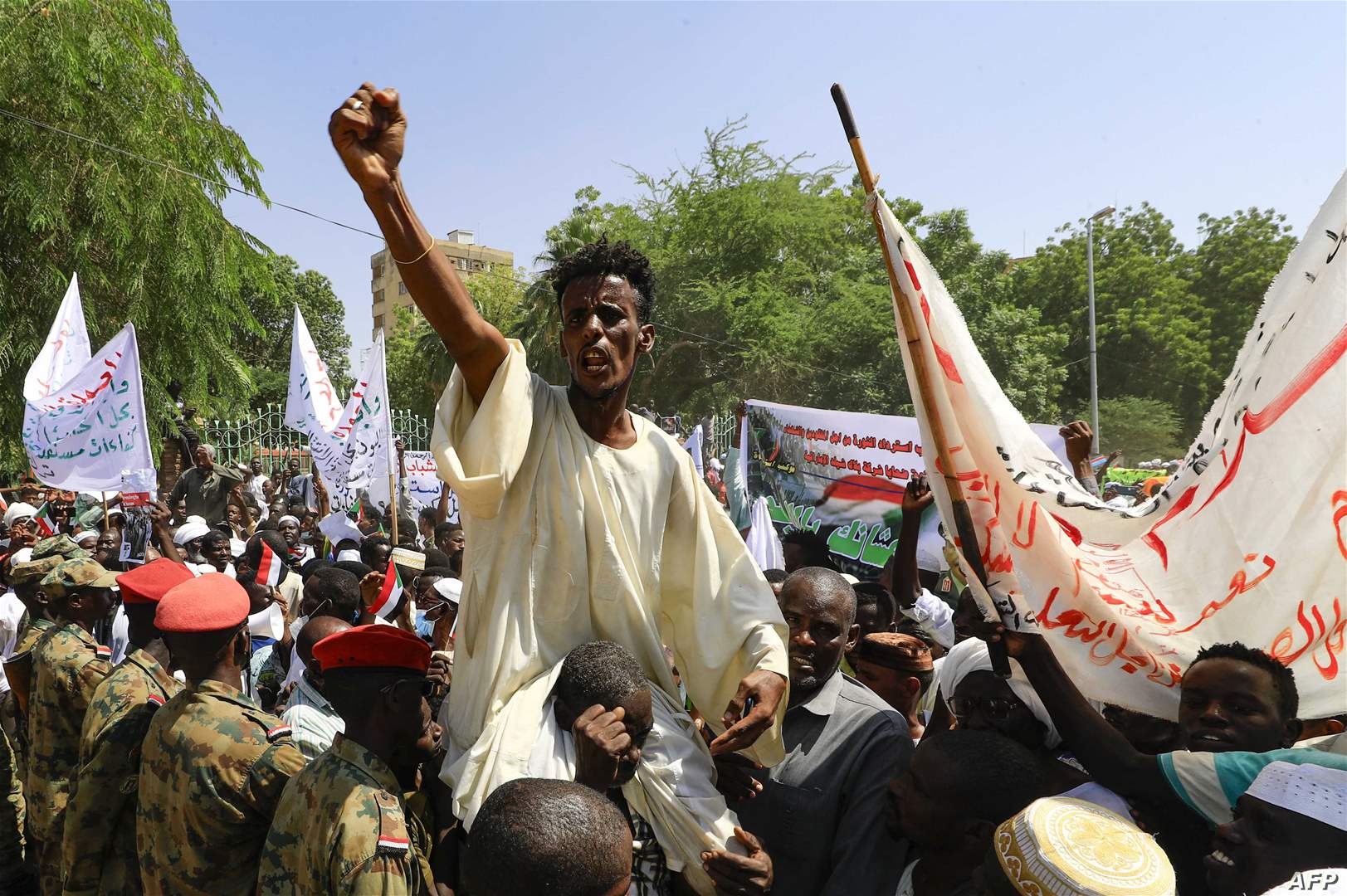 مئات السودانيين يعتصمون لليوم الثاني للمطالبة بسلطة عسكرية