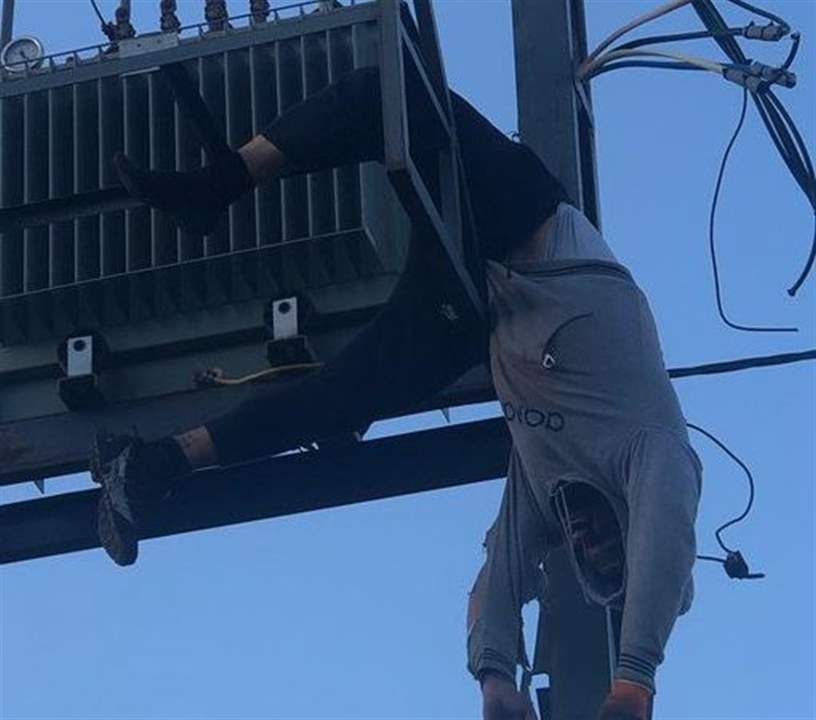 كان يحاول سرقة شبكة الكهرباء في بلدة الجميلية.. فصعقه التيار