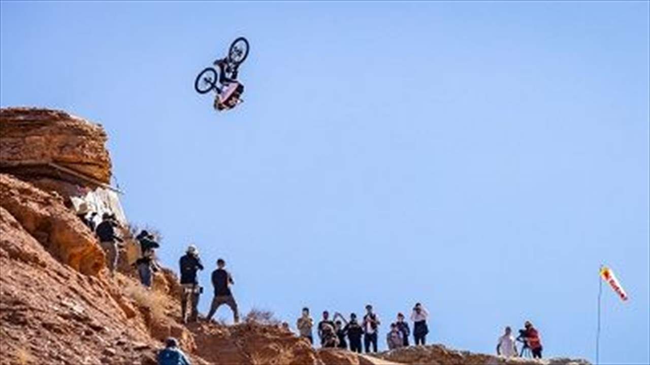 بالفيديو والصور - سقوط مروّع من أعلى الجبل !!