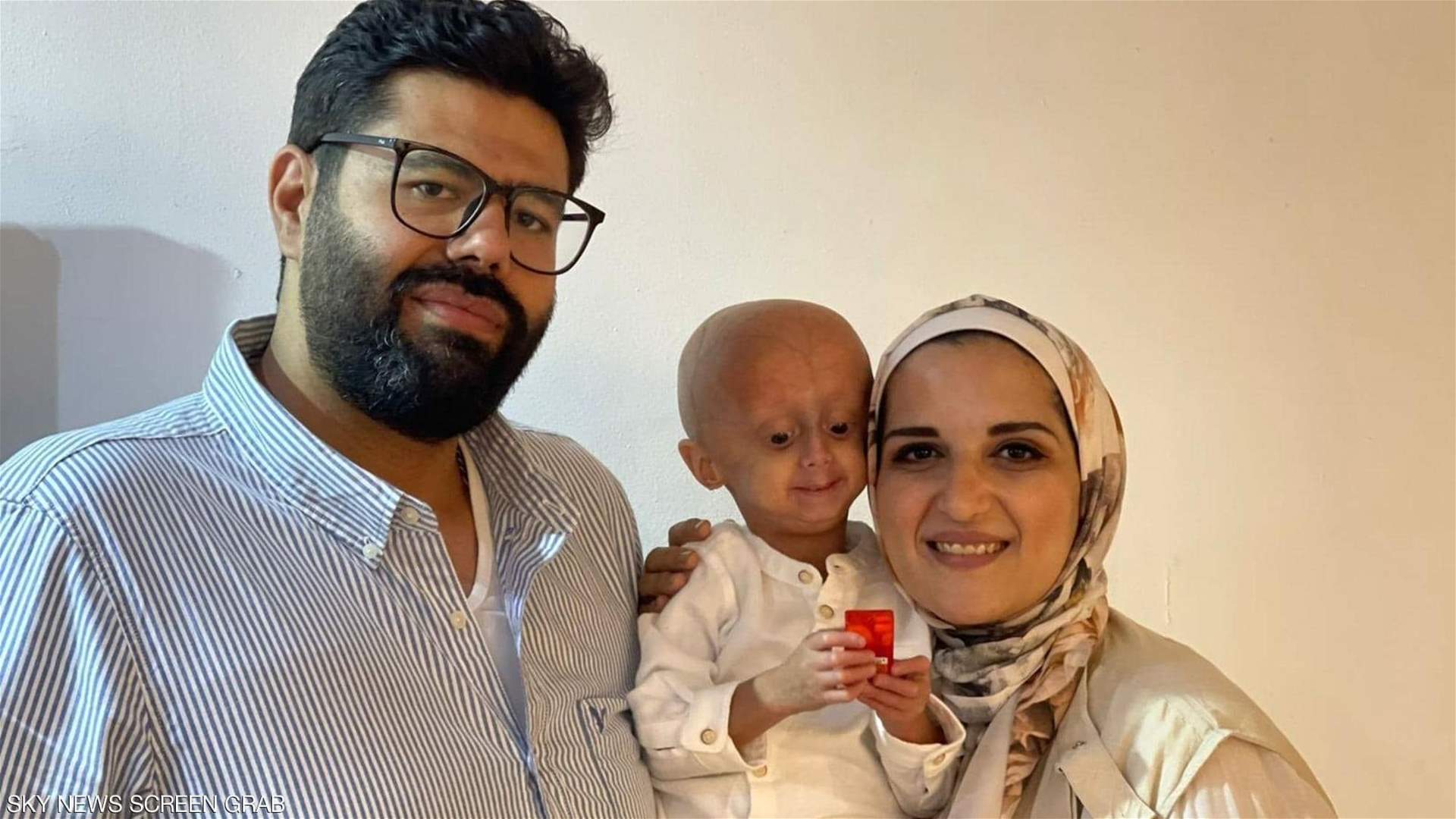 بالصور ـ "زين".. طفل مصري مصاب بالشيخوخة يلتحق بالمدرسة ويحلم بالطب