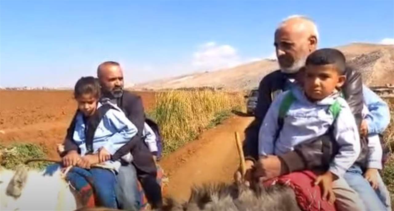 بالفيديو - الحمير وسيلة نقل للطلاب إلى المدرسة في احدى القرى اللبنانية