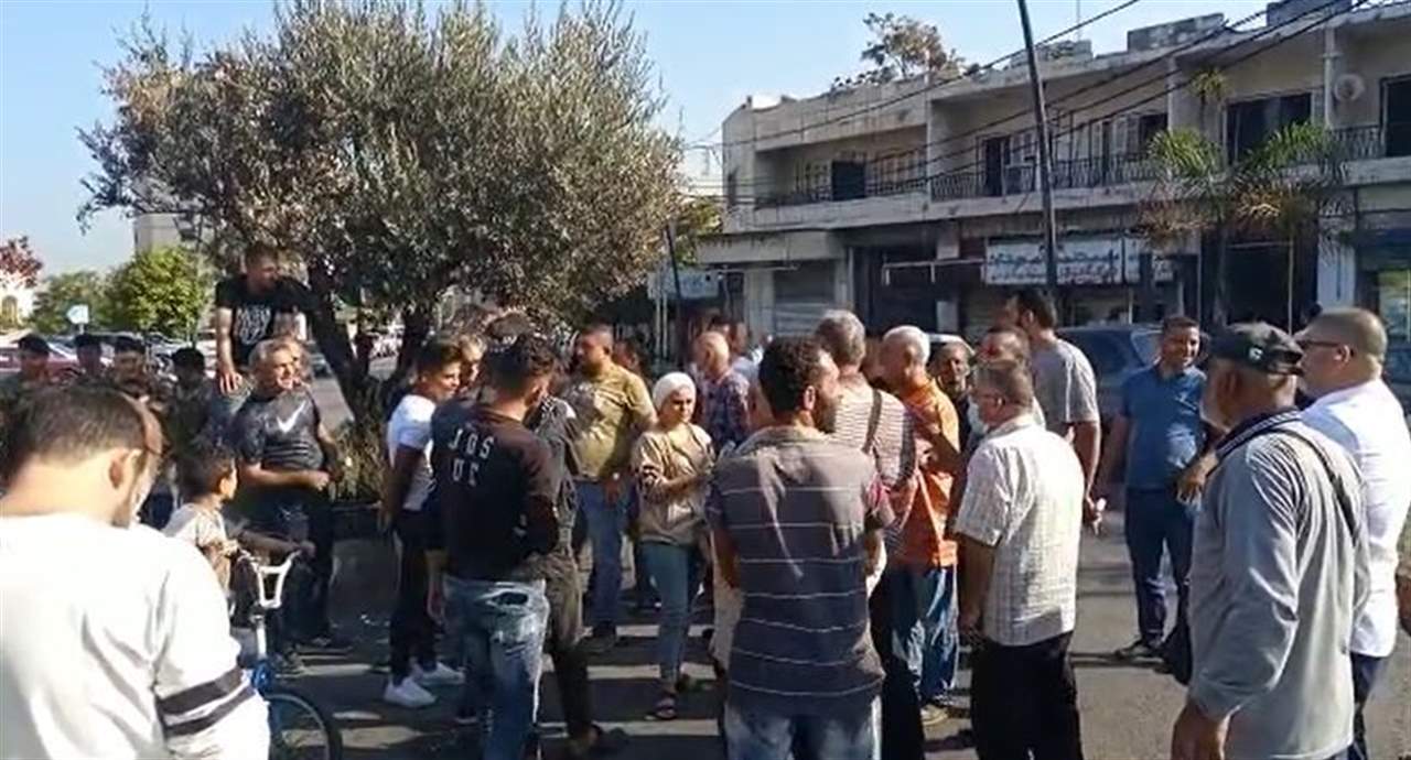 تحت شعار "جعنا" السائقون العموميون يقطعون الطريق عند ساحة النجمة في صيدا