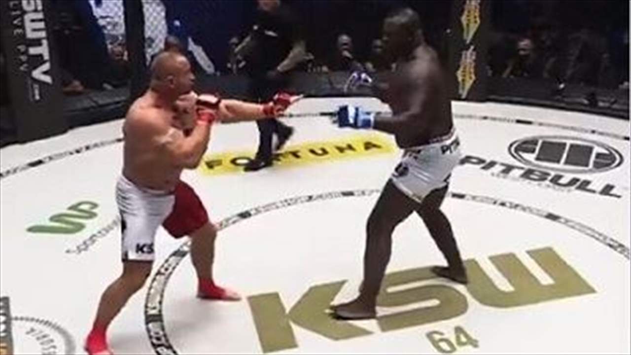 بالفيديو - احتاج الى 18 ثانية فقط لاسقاط خصمه بالضربة القاضية