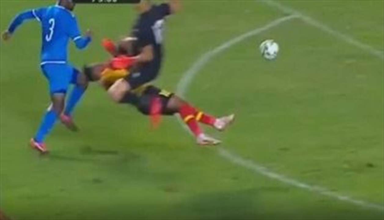 بالفيديو - حارس المرمى الليبي ركل المهاجم التونسي على طريقة الفنون القتالية