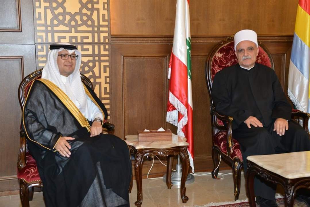   شيخ عقل طائفة الموحدين الدروز الشيخ سامي أبي المنى يلتقي في هذه الاثناء السفير السعودي في لبنان وليد البخاري