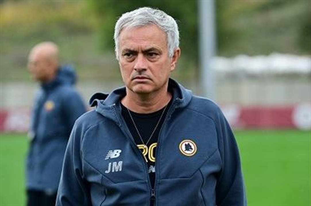 صورة - مورينيو يتناول البيتزا على درج الملعب !!