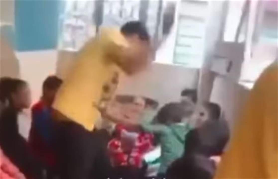بالفيديو ـ أستاذ مصري يضرب طالباً بوحشية ويُثير موجة غضب على مواقع التواصل 
