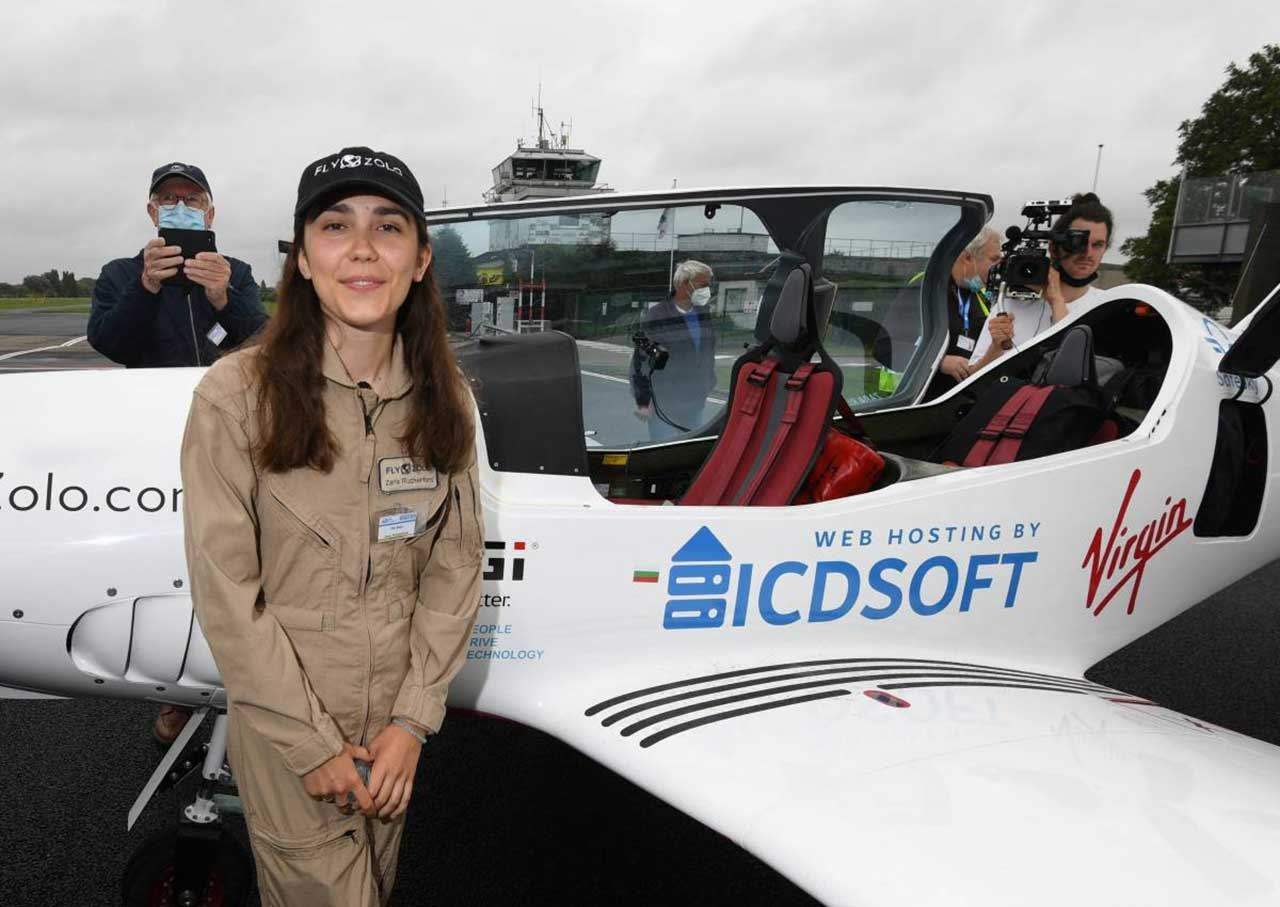 بريطانية تصبح أصغر امرأة في التاريخ تقود طائرة بمفردها حول العالم