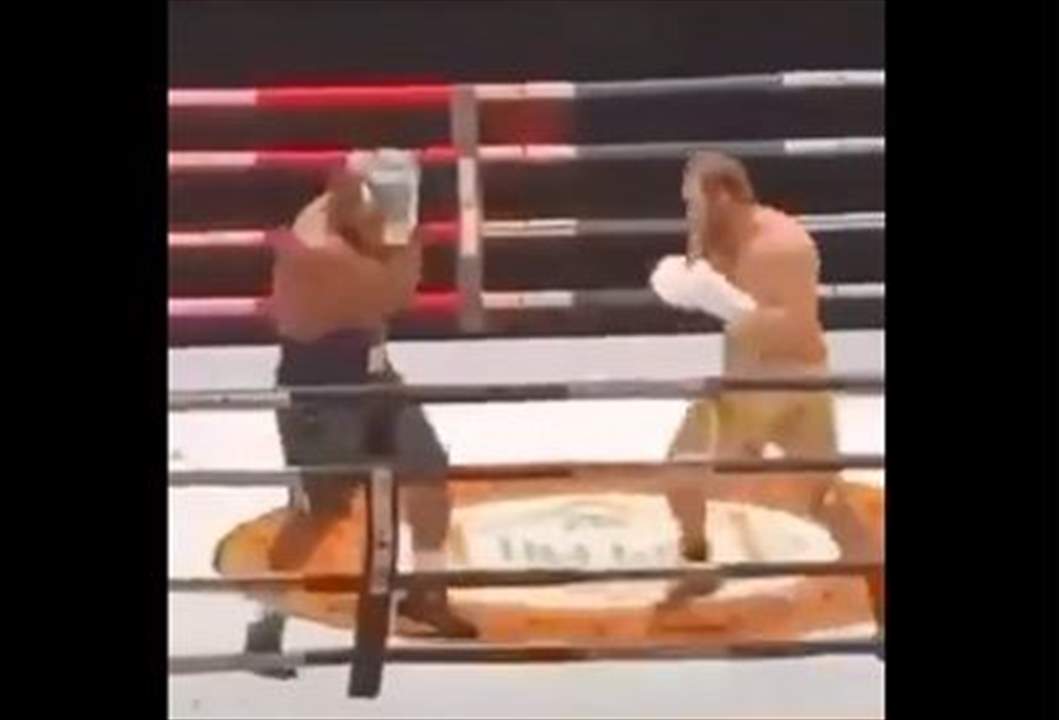 بالفيديو - سقوط ملاكم بالضربة القاضية في 45 ثانية دون أن يلمسه الخصم !!