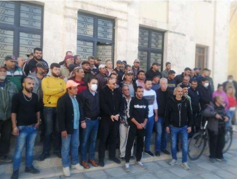 عمال بلدية بعلبك نفّذوا اعتصاما أمام مبنى البلدية احتجاجاً على تدني رواتبهم الشهرية