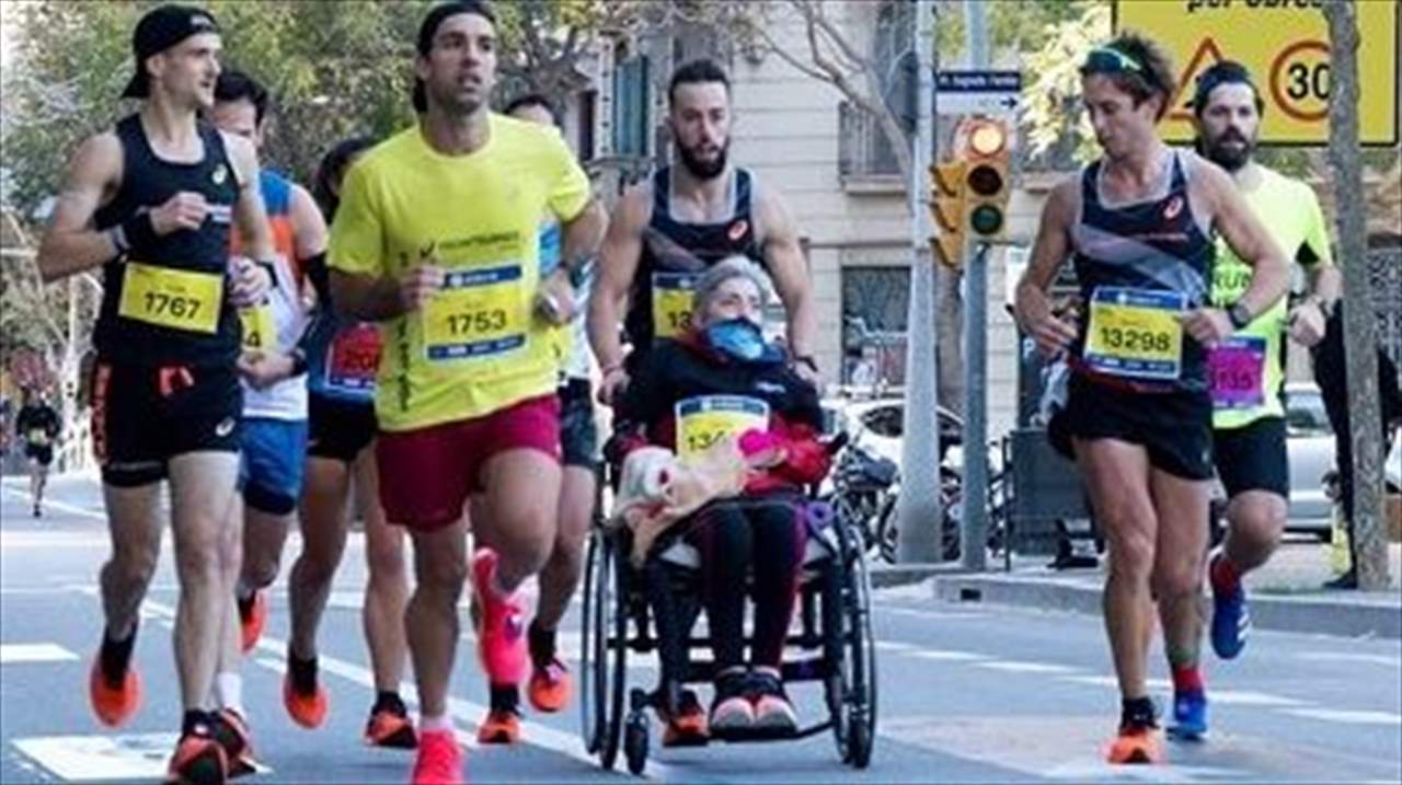 صور - حطم رقماً قياسياً وهو يدفع والدته المريضة على كرسيّ متحرك !!
