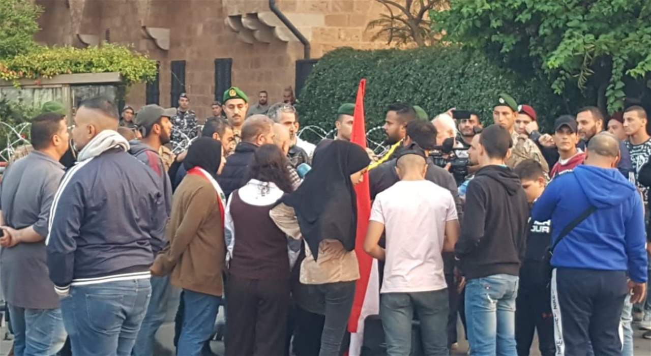 إعتصام أمام دارة ميقاتي في طرابلس لإعادة الدعم على المواد الغذائية والطبية