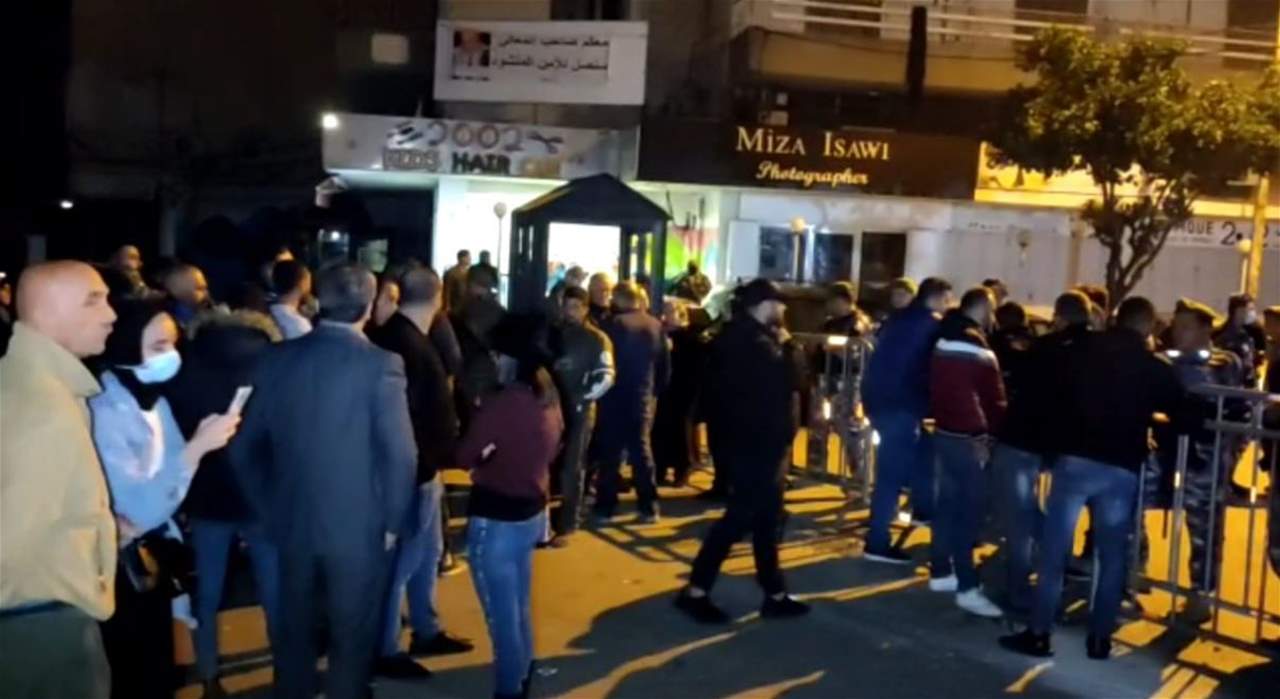 لجنة أهالي اللبنانيين المحتجزين في تركيا يعتصمون أمام منزلي رئيس الحكومة ووزير الداخلية في طرابلس