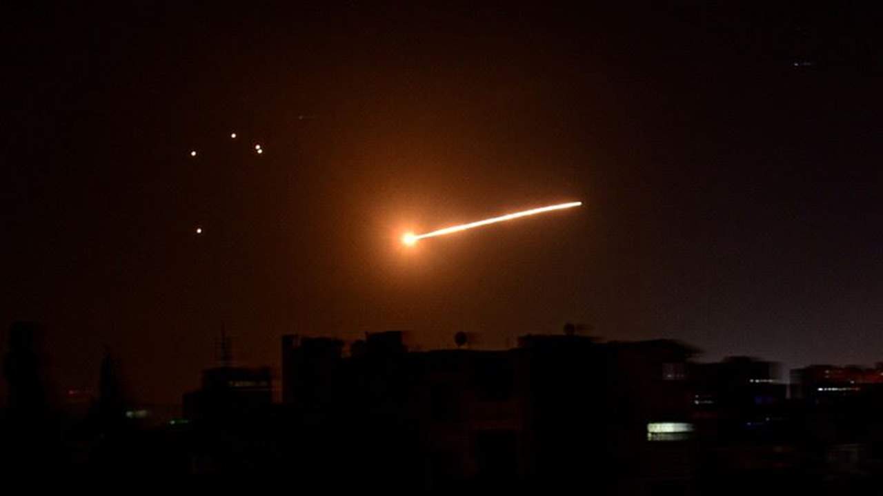 مركز المصالحة الروسي: الدفاعات السورية أسقطت 10 صواريخ اسرائيلية من 12