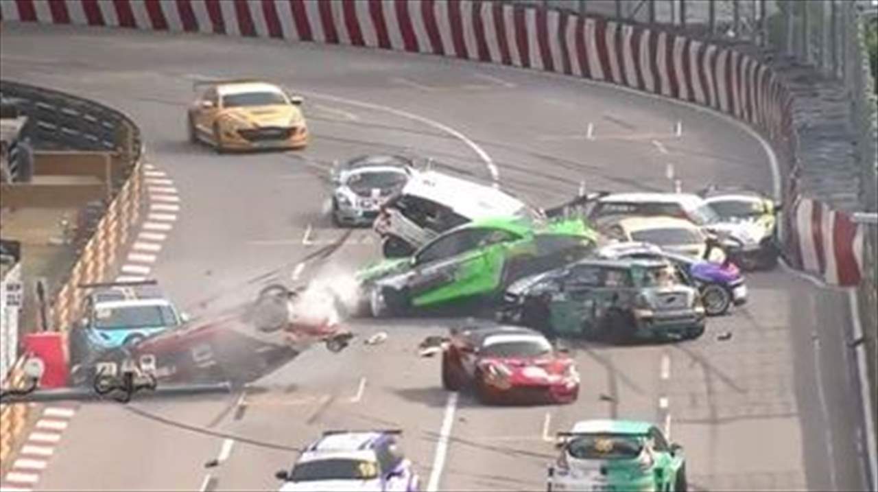 بالفيديو - شاهدوا هذا التصادم المجنون بين 14 سيارة 