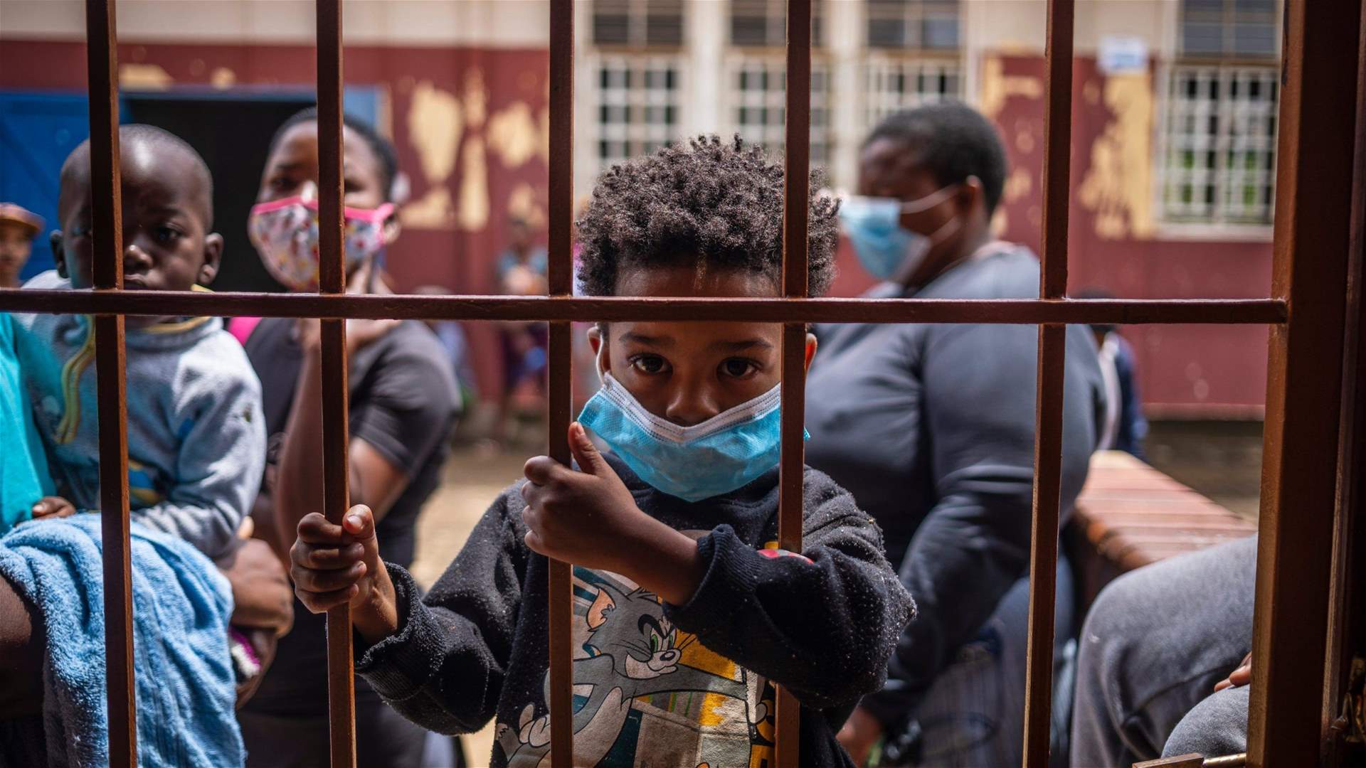     العالم يعزل جنوب إفريقيا بعد ظهور متحور جديد لفيروس كورونا فيها ومنظمة الصحة العالمية تُعلق 