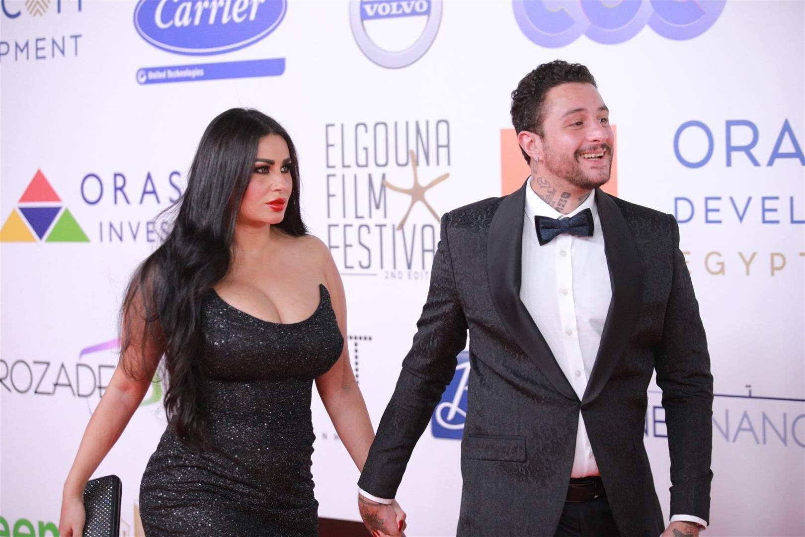 قبلة احمد الفيشاوي لزوجته على السجادة الحمراء مجدداً تتصدر حديث المتابعين 